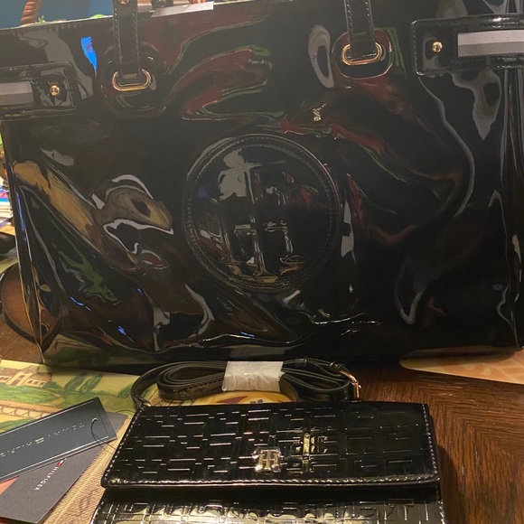 New Tommy Hilfiger Patent Medium Tote/ Wallet - Picture 8 of 8